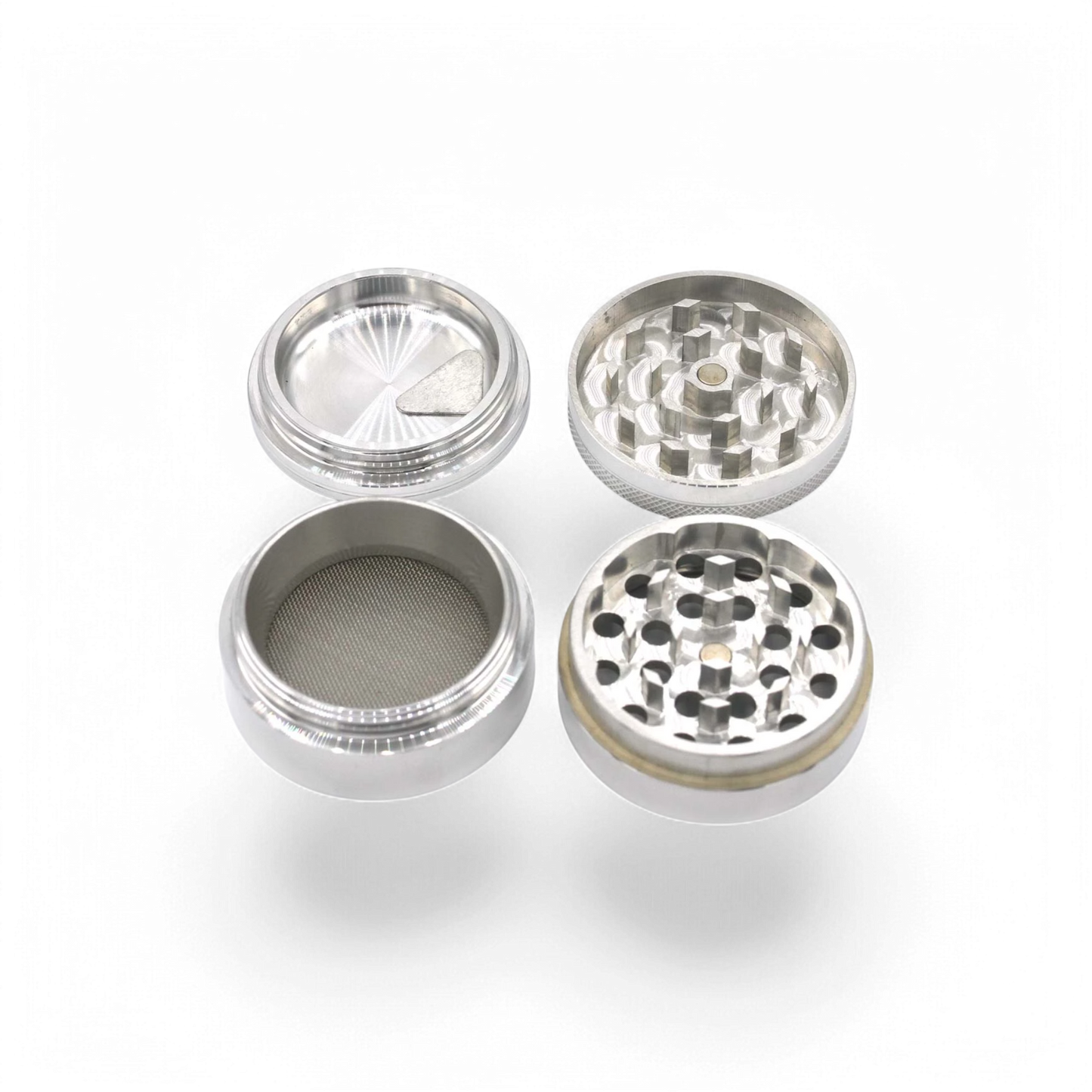 Nahaufnahme des PURIZE® Grinders, 4-teilig, mit scharfen Schneidezähnen und Siebkammer.