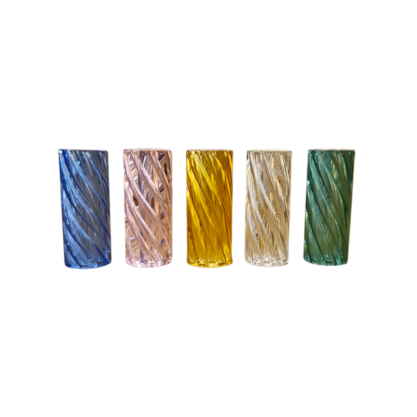 Ein Spiral-Glastip aus dickem Glas, 12 mm x 30 mm, farbig sortiert (Blau, Pink, Gelb, Klar, Grün), mit runder Öffnung und Spiraldesign.