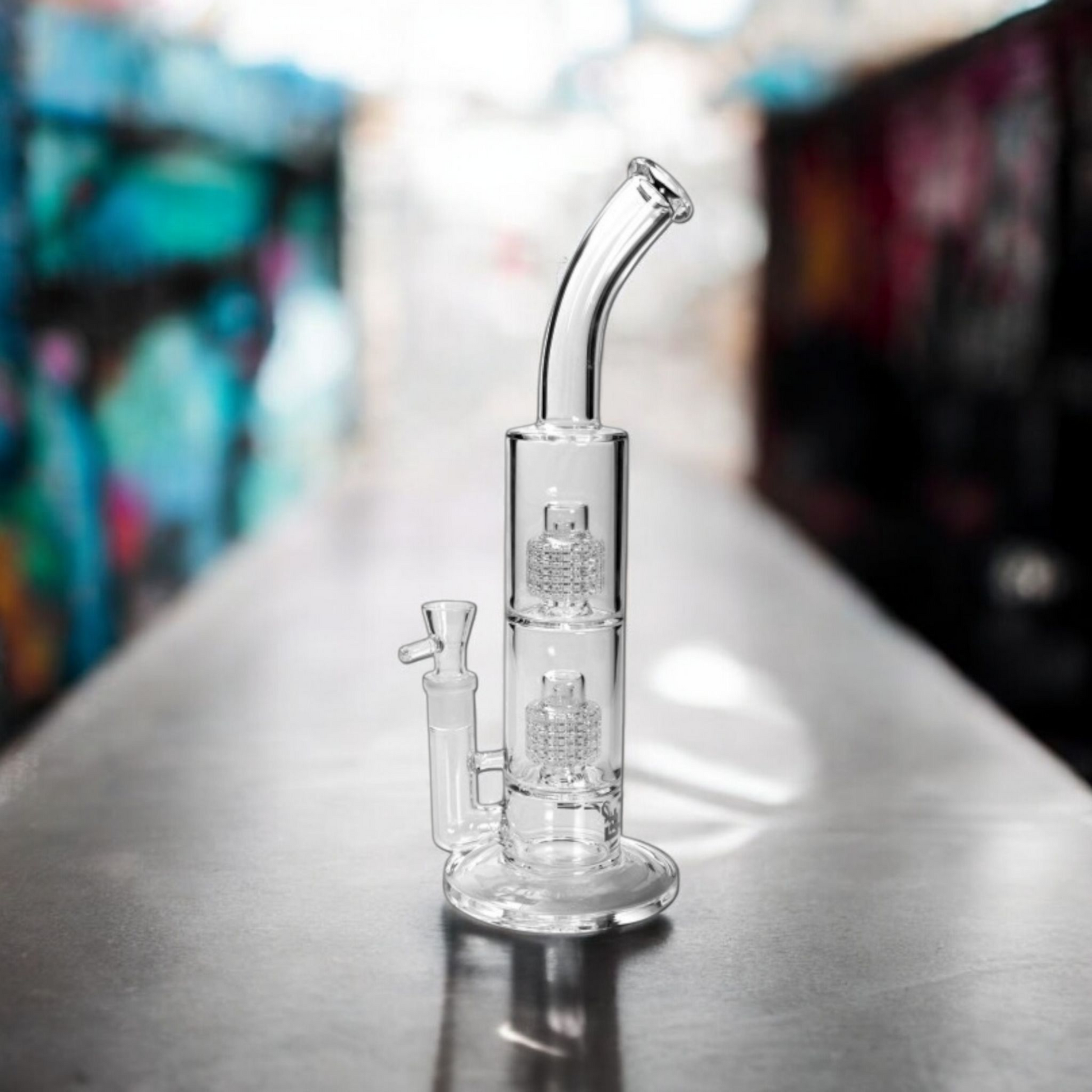 Detailansicht der Glasbong mit 2x Trommelperkolator – Blaze Logo