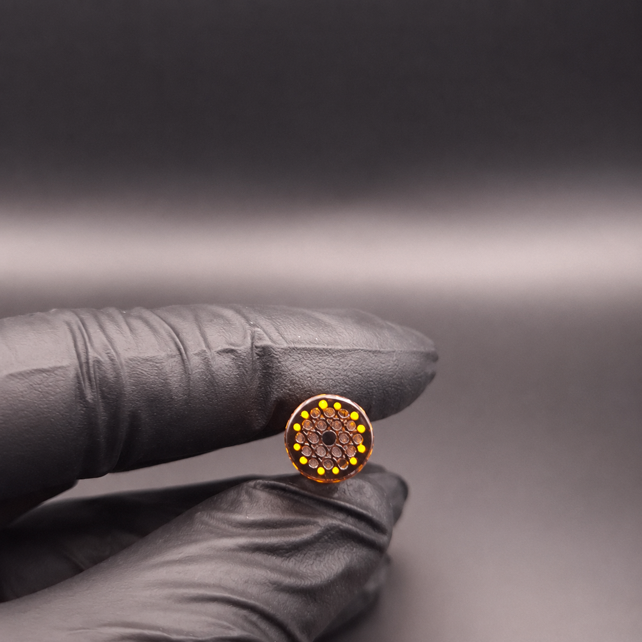 Orange Black Glas Tip von Madtips mit 18-Loch-Struktur