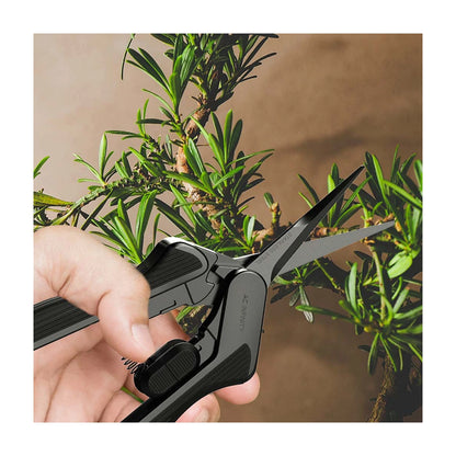 AC Infinity - Gartenschere im Einsatz beim präzisen Schneiden von Pflanzen