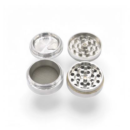 Nahaufnahme des PURIZE® Grinders, 4-teilig, mit scharfen Schneidezähnen und Siebkammer.