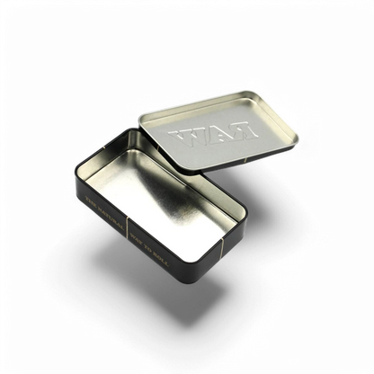 Nahaufnahme des RAW® Tin Case, geöffnete Dose mit Platz für 6 King Size Cones