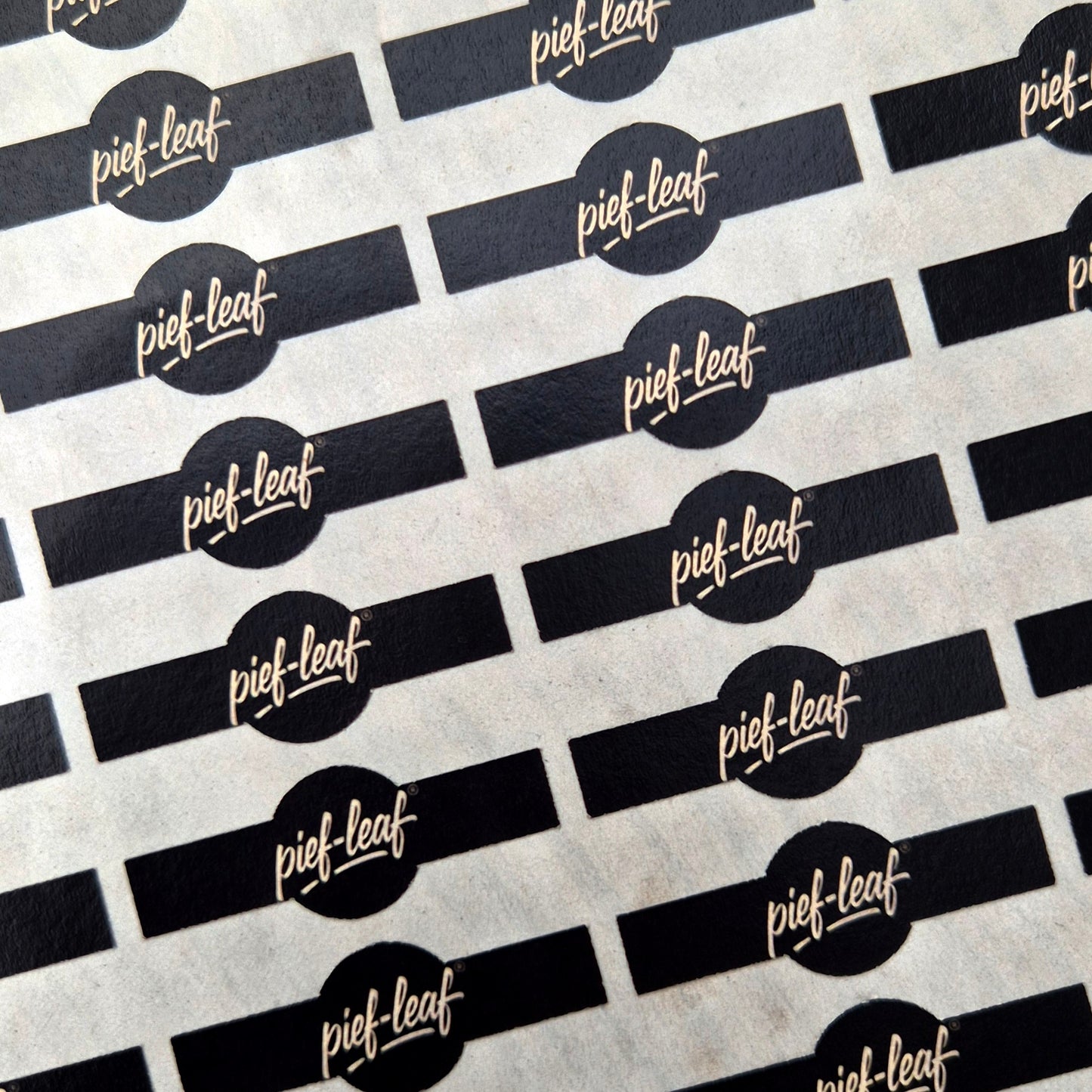 Detailaufnahme einer Pief-Leaf® Glas-Tip Banderole mit hochwertigem Printdesign.