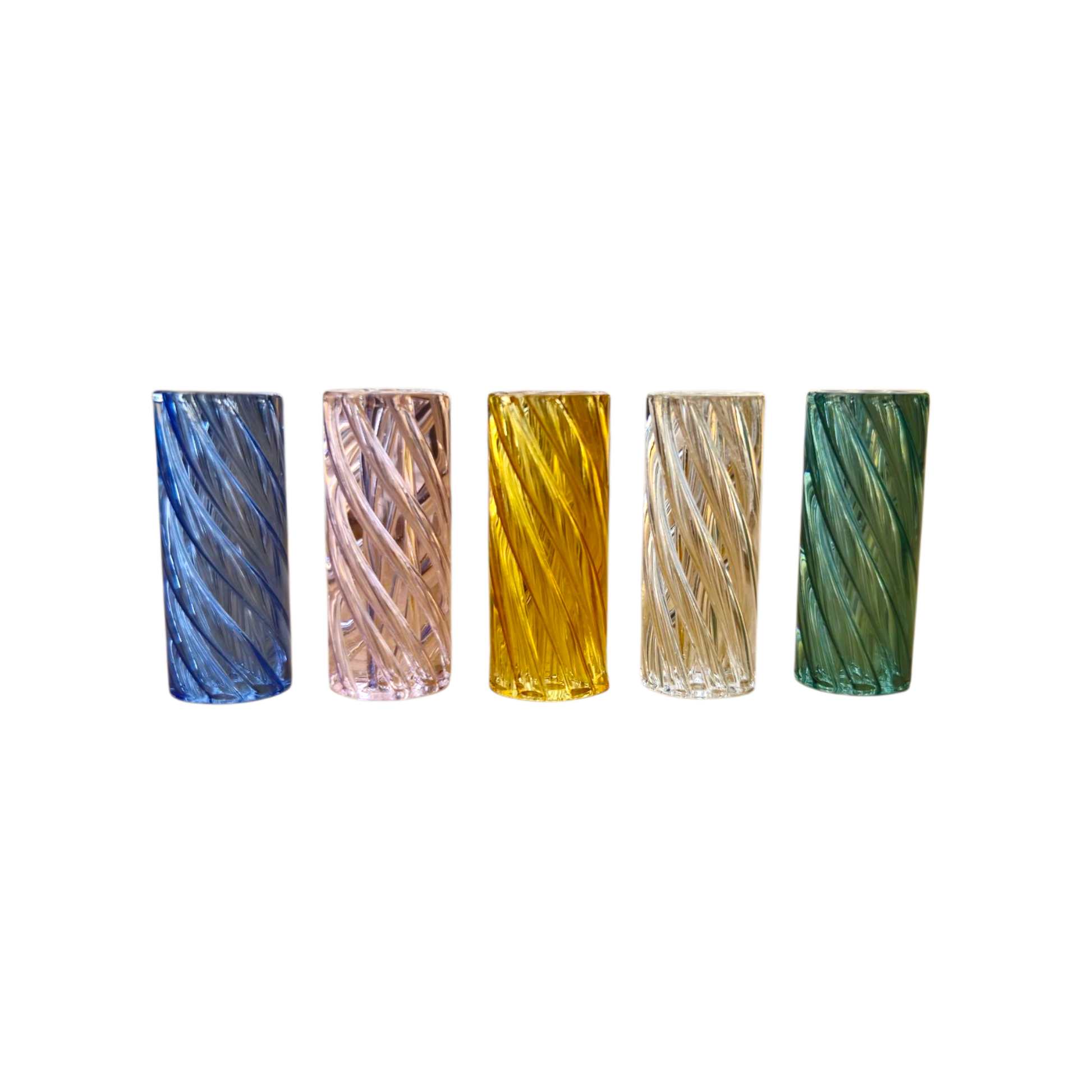 Ein Spiral-Glastip aus dickem Glas, 12 mm x 30 mm, farbig sortiert (Blau, Pink, Gelb, Klar, Grün), mit runder Öffnung und Spiraldesign.