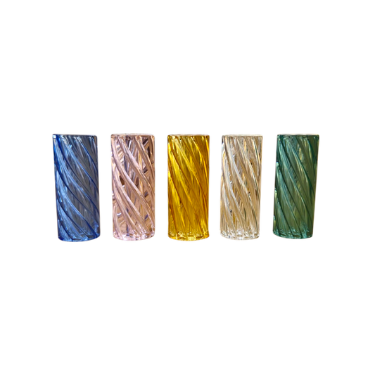 Ein Spiral-Glastip aus dickem Glas, 12 mm x 30 mm, farbig sortiert (Blau, Pink, Gelb, Klar, Grün), mit runder Öffnung und Spiraldesign.